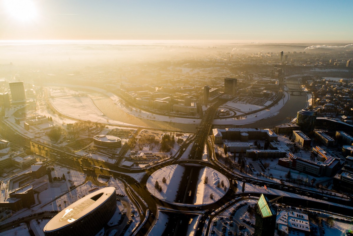 vilnius ziema dronas pastatai stogai